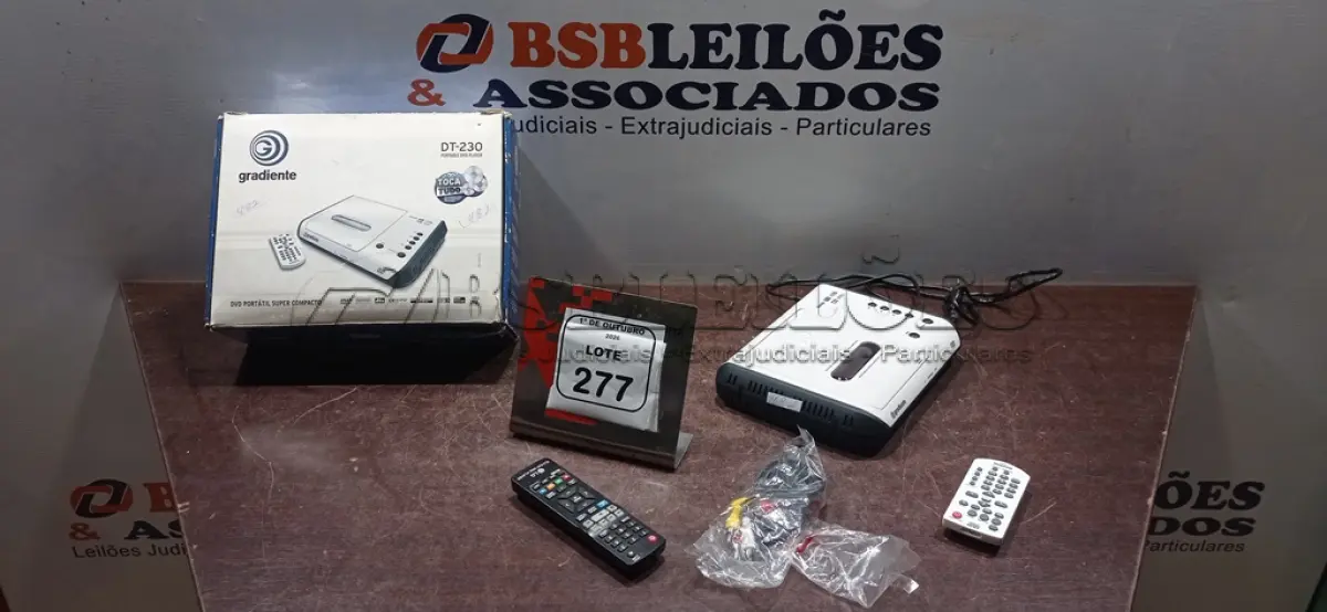 LOTE 277 - 01 DVD PORTÁTIL MARCA GRADIENTE. (NO ESTADO) ATENÇÃO! FAZER A VISITAÇÃO ANTES DE ARREMATAR, NÃO SABEMOS SE FUNCIONA, LEILÃO NÃO TEM GARANTIA E NEM DEVOLUÇÃO, SUJEITO A POSSÍVEIS AVARIAS VISÍVEIS/OCULTAS E/OU AUSÊNCIA DE COMPONENTES.