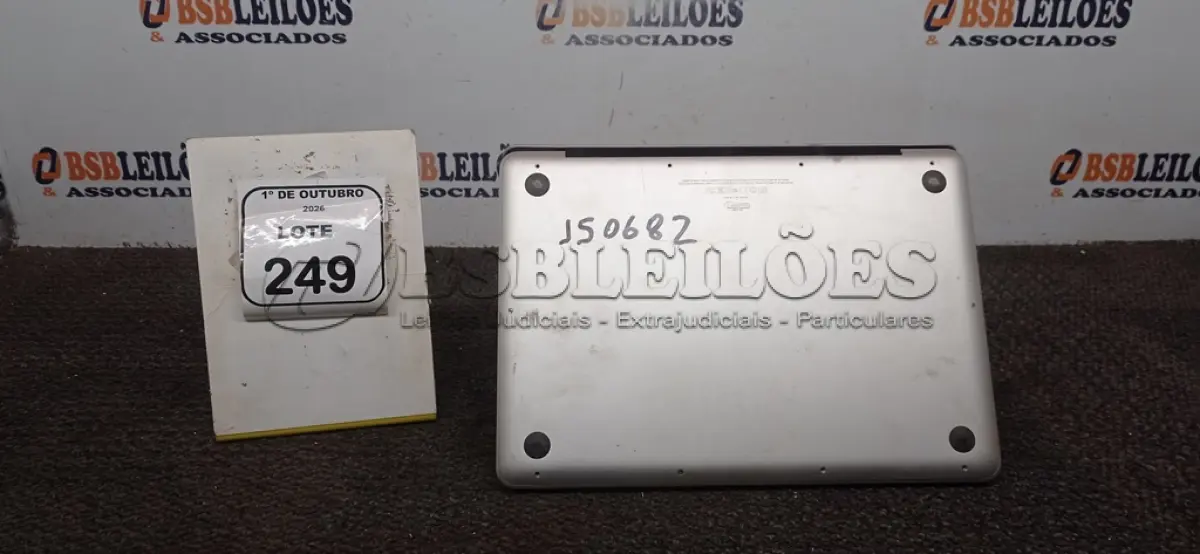 LOTE 249 - 01 MACBOOK APPLE SEM FONTE. (NO ESTADO) ATENÇÃO! FAZER A VISITAÇÃO ANTES DE ARREMATAR, NÃO SABEMOS SE FUNCIONA, LEILÃO NÃO TEM GARANTIA E NEM DEVOLUÇÃO, SUJEITO A POSSÍVEIS AVARIAS VISÍVEIS/OCULTAS E/OU AUSÊNCIA DE COMPONENTES.