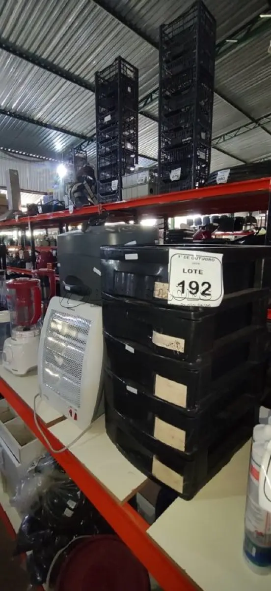 LOTE 192 - 01 FRAGMENTADORA DE PAPEL, 01 AQUECEDOR E 01 GAVETEIRO DE PLÁSTICO COM 05 GAVETAS. (NO ESTADO) ATENÇÃO! FAZER A VISITAÇÃO ANTES DE ARREMATAR, NÃO SABEMOS SE FUNCIONA, LEILÃO NÃO TEM GARANTIA E NEM DEVOLUÇÃO, SUJEITO A POSSÍVEIS AVARIAS VISÍVEIS/OCULTAS E/OU AUSÊNCIA DE COMPONENTES.