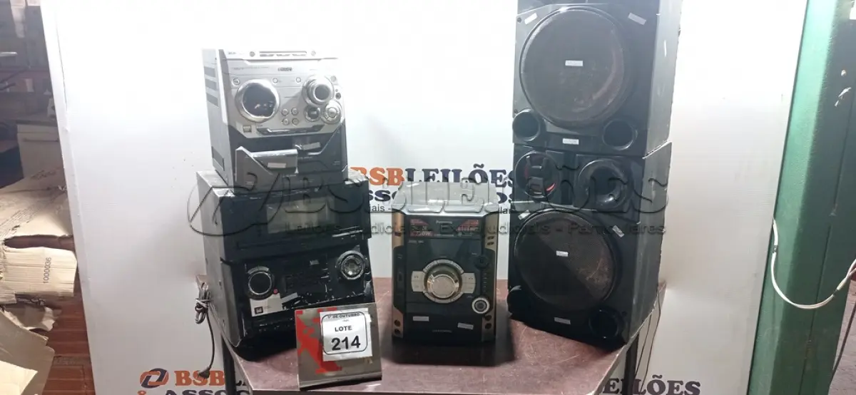 LOTE 214 - 03 APARELHOS DE SOM E 02 CAIXAS DE MARCAS E MODELOS DIVERSOS. (NO ESTADO) ATENÇÃO! FAZER A VISITAÇÃO ANTES DE ARREMATAR, NÃO SABEMOS SE FUNCIONA, LEILÃO NÃO TEM GARANTIA E NEM DEVOLUÇÃO, SUJEITO A POSSÍVEIS AVARIAS VISÍVEIS/OCULTAS E/OU AUSÊNCIA DE COMPONENTES.
