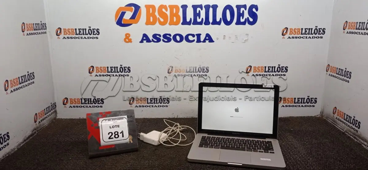 LOTE 281 - 01 MACBOOK APPLE COM CARREGADOR. (NO ESTADO) ATENÇÃO! FAZER A VISITAÇÃO ANTES DE ARREMATAR, NÃO SABEMOS SE FUNCIONA, LEILÃO NÃO TEM GARANTIA E NEM DEVOLUÇÃO, SUJEITO A POSSÍVEIS AVARIAS VISÍVEIS/OCULTAS E/OU AUSÊNCIA DE COMPONENTES.