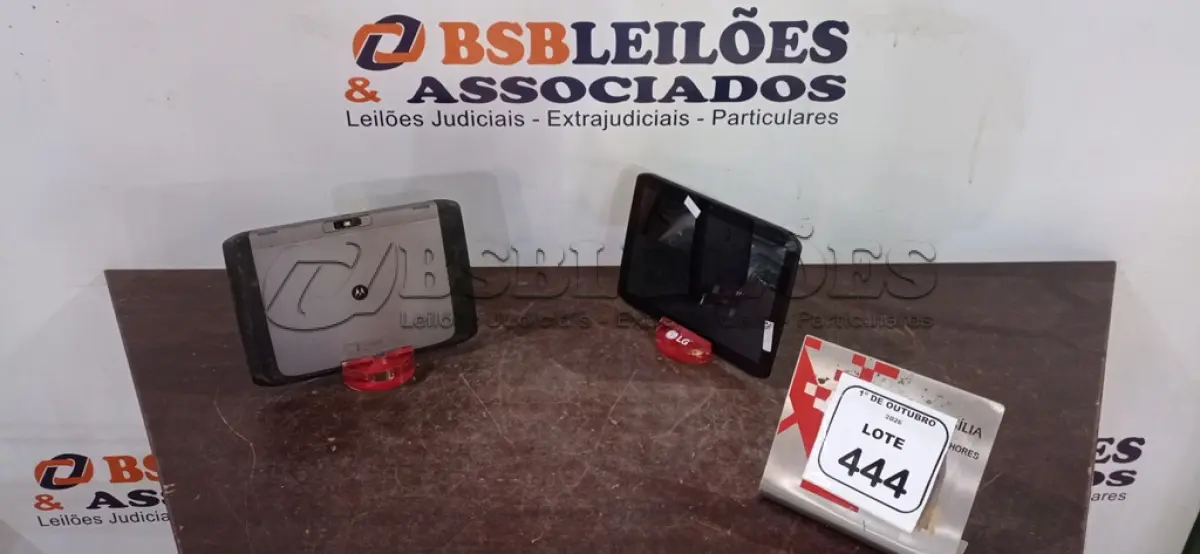 LOTE 444 - 02 TABLETS MARCA MOTOROLA SEM CARREGADOR. (NO ESTADO) ATENÇÃO! FAZER A VISITAÇÃO ANTES DE ARREMATAR, NÃO SABEMOS SE FUNCIONA, LEILÃO NÃO TEM GARANTIA E NEM DEVOLUÇÃO, SUJEITO A POSSÍVEIS AVARIAS VISÍVEIS/OCULTAS E/OU AUSÊNCIA DE COMPONENTES.