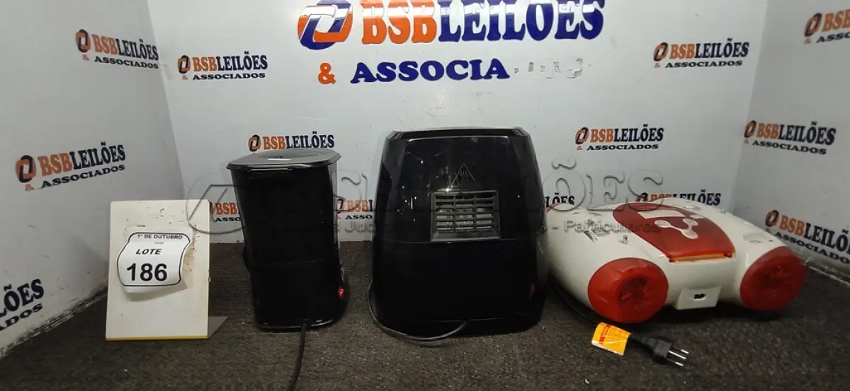 LOTE 186 - 01 CD PLAYER PORTÁTIL MARCA TOSHIBA, 01 AIR FRYER E 01 CAFETEIRA MARCA MONDIAL. (NO ESTADO) ATENÇÃO! FAZER A VISITAÇÃO ANTES DE ARREMATAR, NÃO SABEMOS SE FUNCIONA, LEILÃO NÃO TEM GARANTIA E NEM DEVOLUÇÃO, SUJEITO A POSSÍVEIS AVARIAS VISÍVEIS/OCULTAS E/OU AUSÊNCIA DE COMPONENTES.