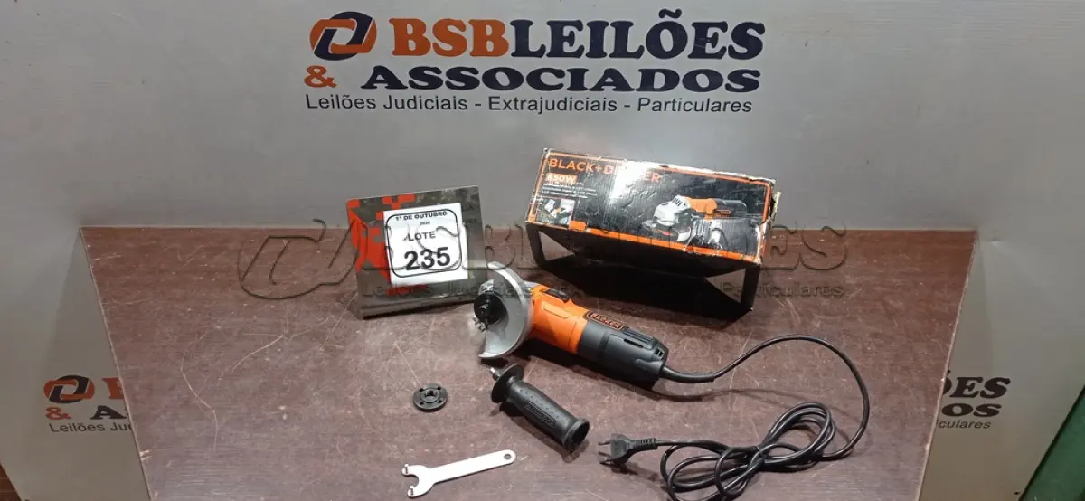 LOTE 235 - 01 ESMERILHADEIRA ANGULAR DE 4-1/2 650W 220V MARCA BLACK DECEKER. (NO ESTADO) ATENÇÃO! FAZER A VISITAÇÃO ANTES DE ARREMATAR, NÃO SABEMOS SE FUNCIONA, LEILÃO NÃO TEM GARANTIA E NEM DEVOLUÇÃO, SUJEITO A POSSÍVEIS AVARIAS VISÍVEIS/OCULTAS E/OU AUSÊNCIA DE COMPONENTES.