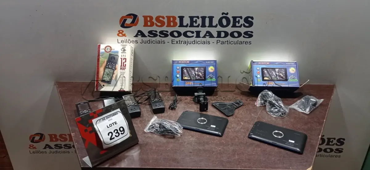 LOTE 239 - 01 GPS MARCA GARMIN E 02 GPS MARCA FOSTON. (NO ESTADO) ATENÇÃO! FAZER A VISITAÇÃO ANTES DE ARREMATAR, NÃO SABEMOS SE FUNCIONA, LEILÃO NÃO TEM GARANTIA E NEM DEVOLUÇÃO, SUJEITO A POSSÍVEIS AVARIAS VISÍVEIS/OCULTAS E/OU AUSÊNCIA DE COMPONENTES.