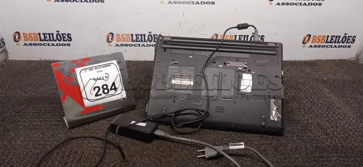 LOTE 284 - 01 NOTEBOOK LINHA THINPAD MARCA LENOVO COM FONTE. (NO ESTADO) ATENÇÃO! FAZER A VISITAÇÃO ANTES DE ARREMATAR, NÃO SABEMOS SE FUNCIONA, LEILÃO NÃO TEM GARANTIA E NEM DEVOLUÇÃO, SUJEITO A POSSÍVEIS AVARIAS VISÍVEIS/OCULTAS E/OU AUSÊNCIA DE COMPONENTES.