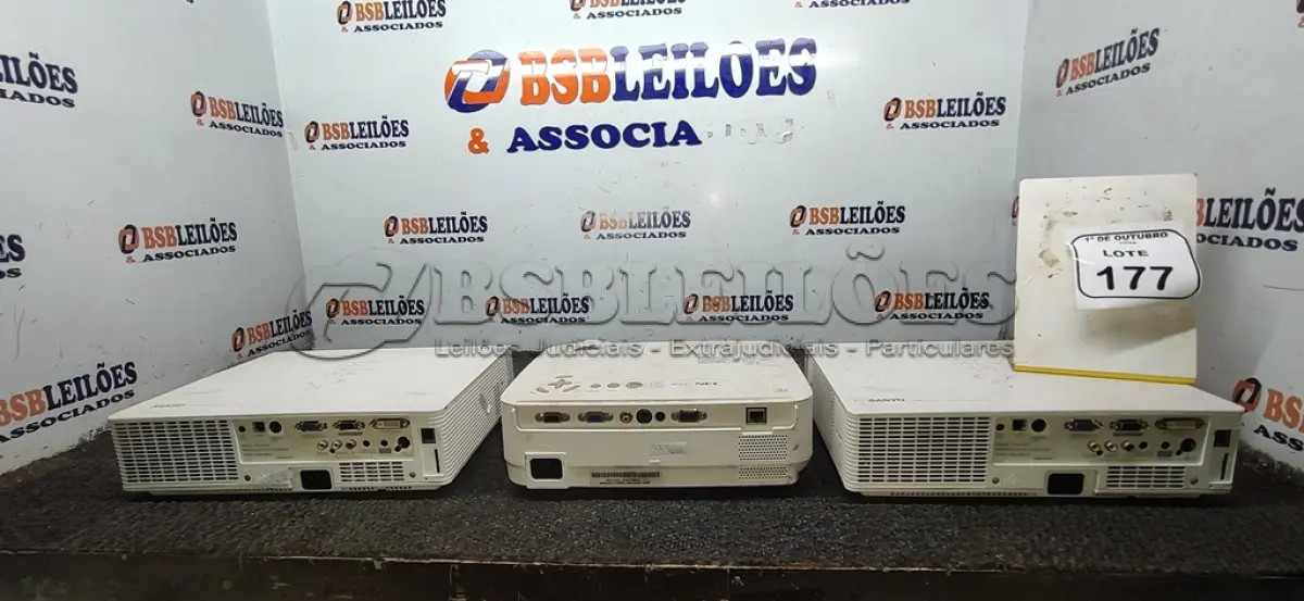 LOTE 177 - 03 PROJETORES DE MARCAS E MODELOS DIVERSOS SEM CABOS. (NO ESTADO) ATENÇÃO! FAZER A VISITAÇÃO ANTES DE ARREMATAR, NÃO SABEMOS SE FUNCIONA, LEILÃO NÃO TEM GARANTIA E NEM DEVOLUÇÃO, SUJEITO A POSSÍVEIS AVARIAS VISÍVEIS/OCULTAS E/OU AUSÊNCIA DE COMPONENTES.
