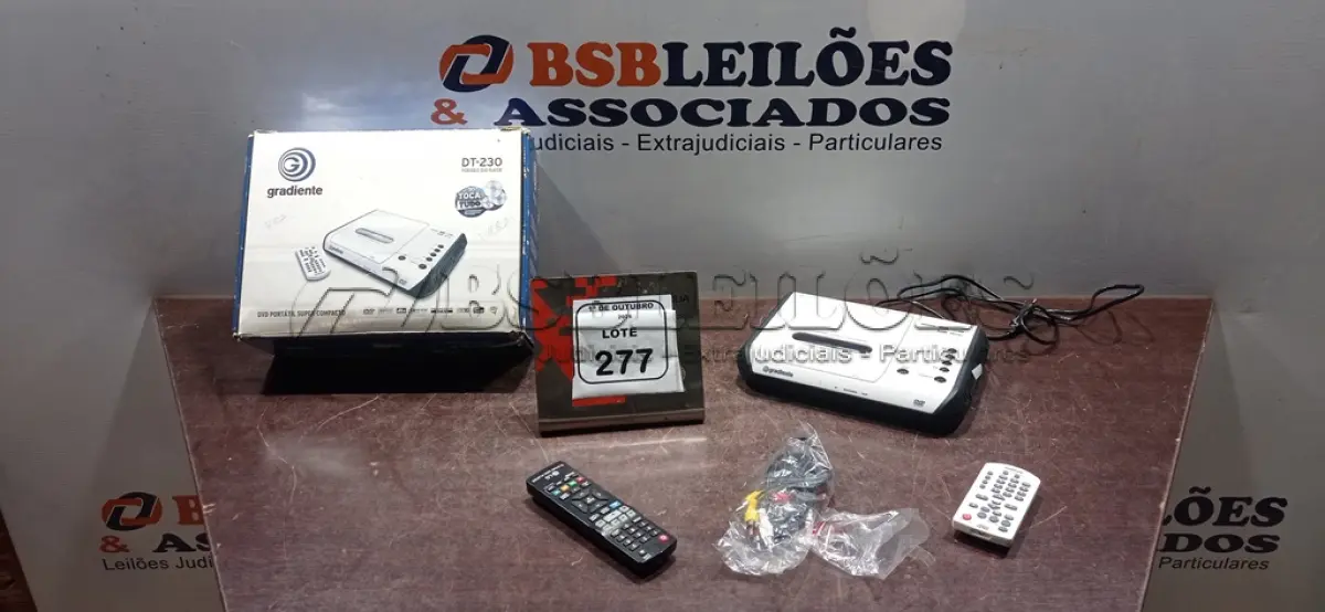 LOTE 277 - 01 DVD PORTÁTIL MARCA GRADIENTE. (NO ESTADO) ATENÇÃO! FAZER A VISITAÇÃO ANTES DE ARREMATAR, NÃO SABEMOS SE FUNCIONA, LEILÃO NÃO TEM GARANTIA E NEM DEVOLUÇÃO, SUJEITO A POSSÍVEIS AVARIAS VISÍVEIS/OCULTAS E/OU AUSÊNCIA DE COMPONENTES.