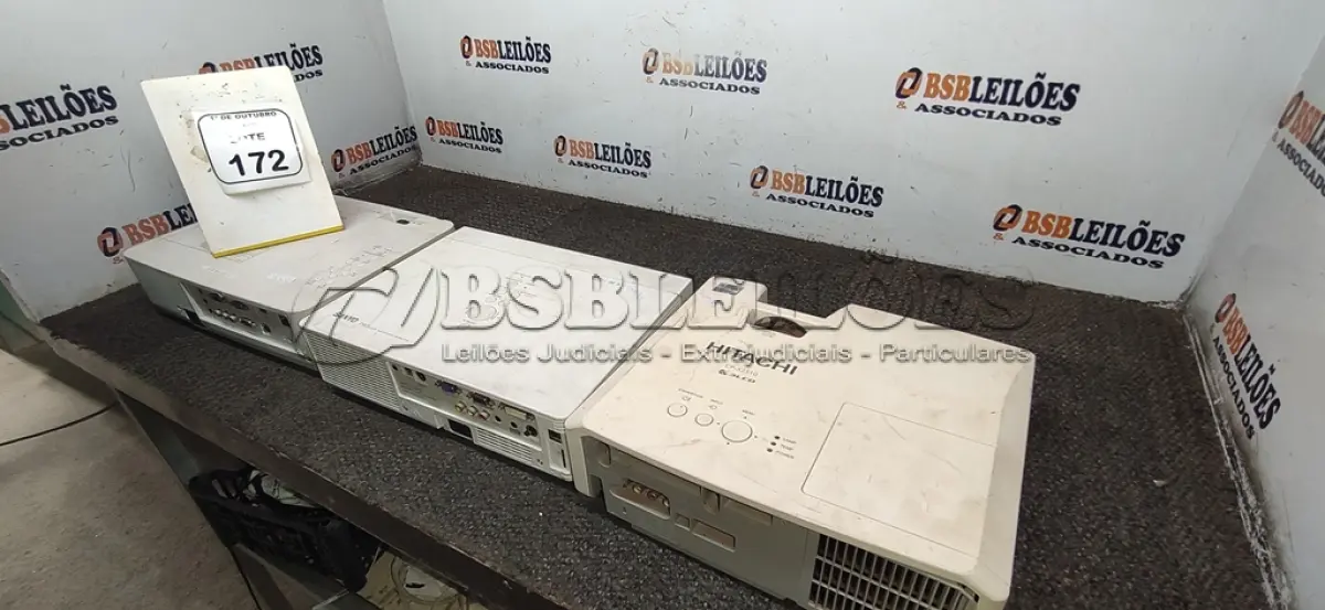 LOTE 172 - 03 PROJETORES DE MARCAS E MODELOS DIVERSOS SEM CABOS. (NO ESTADO) ATENÇÃO! FAZER A VISITAÇÃO ANTES DE ARREMATAR, NÃO SABEMOS SE FUNCIONA, LEILÃO NÃO TEM GARANTIA E NEM DEVOLUÇÃO, SUJEITO A POSSÍVEIS AVARIAS VISÍVEIS/OCULTAS E/OU AUSÊNCIA DE COMPONENTES.