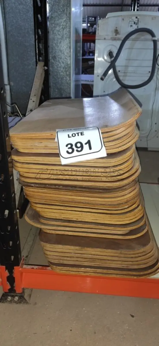 LOTE 391 - 40 PLACAS DE MADEIRA. (NO ESTADO) ATENÇÃO! FAZER A VISITAÇÃO ANTES DE ARREMATAR, NÃO SABEMOS SE FUNCIONA, LEILÃO NÃO TEM GARANTIA E NEM DEVOLUÇÃO, SUJEITO A POSSÍVEIS AVARIAS VISÍVEIS/OCULTAS E/OU AUSÊNCIA DE COMPONENTES.