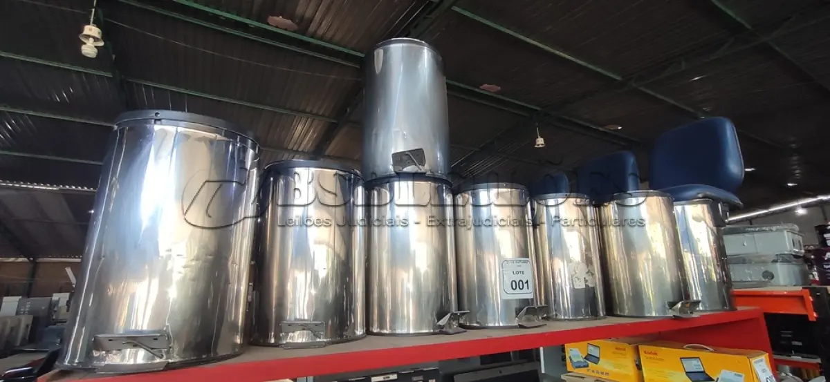 LOTE 001 - 08 LIXEIRAS EM INOX COM PEDAL E CESTO REMOVÍVEL SEM TAMPA. (NO ESTADO) ATENÇÃO! FAZER A VISITAÇÃO ANTES DE ARREMATAR, NÃO SABEMOS SE FUNCIONA, LEILÃO NÃO TEM GARANTIA E NEM DEVOLUÇÃO, SUJEITO A POSSÍVEIS AVARIAS VISÍVEIS/OCULTAS E/OU AUSÊNCIA DE COMPONENTES.