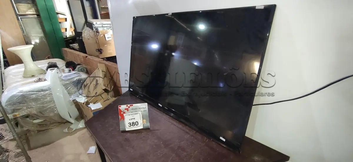 LOTE 380 - 01 TV 47’’ MARCA SAMSUNG. (NO ESTADO) ATENÇÃO! FAZER A VISITAÇÃO ANTES DE ARREMATAR, NÃO SABEMOS SE FUNCIONA, LEILÃO NÃO TEM GARANTIA E NEM DEVOLUÇÃO, SUJEITO A POSSÍVEIS AVARIAS VISÍVEIS/OCULTAS E/OU AUSÊNCIA DE COMPONENTES.