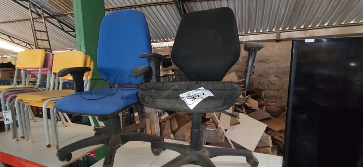 LOTE 377 - 02 CADEIRAS DE ESCRITÓRIO GIRATÓRIAS. (NO ESTADO) ATENÇÃO! FAZER A VISITAÇÃO ANTES DE ARREMATAR, NÃO SABEMOS SE FUNCIONA, LEILÃO NÃO TEM GARANTIA E NEM DEVOLUÇÃO, SUJEITO A POSSÍVEIS AVARIAS VISÍVEIS/OCULTAS E/OU AUSÊNCIA DE COMPONENTES.