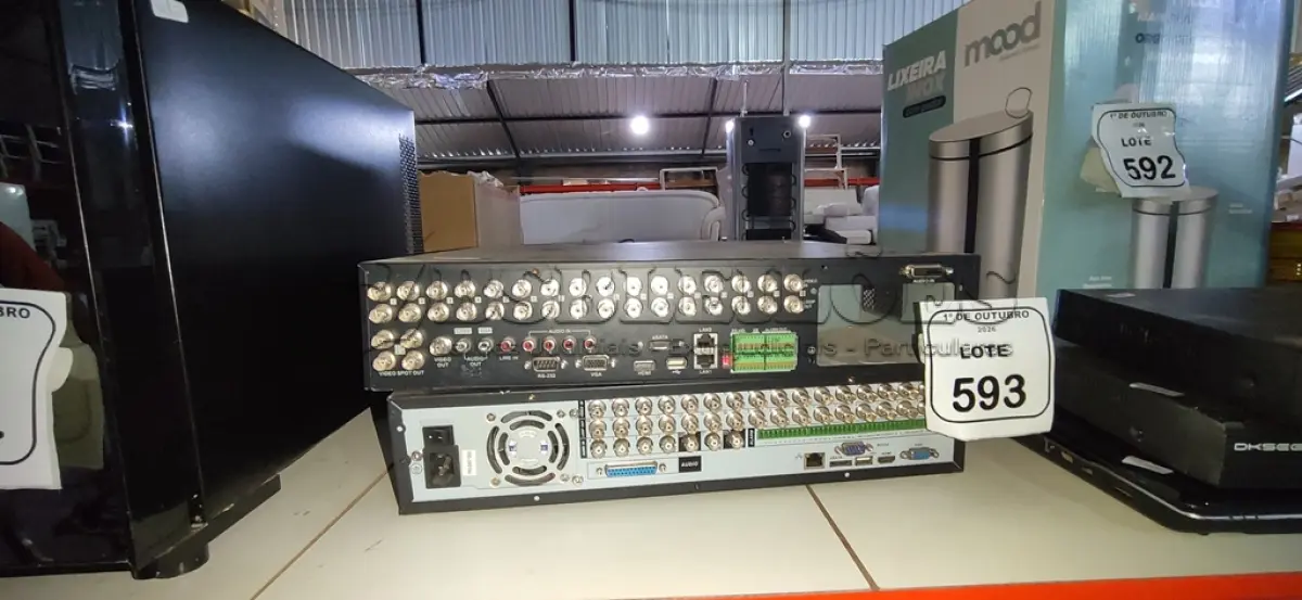 LOTE 593 - 02 APARELHOS DVR MARCAS HIKVISION E INTELBRAS. (NO ESTADO) ATENÇÃO! FAZER A VISITAÇÃO ANTES DE ARREMATAR, NÃO SABEMOS SE FUNCIONA, LEILÃO NÃO TEM GARANTIA E NEM DEVOLUÇÃO, SUJEITO A POSSÍVEIS AVARIAS VISÍVEIS/OCULTAS E/OU AUSÊNCIA DE COMPONENTES.