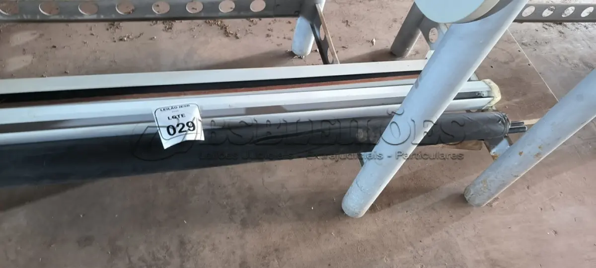 LOTE 029 - 02 TELAS DE PROJEÇÃO. (NO ESTADO) ATENÇÃO! FAZER A VISITAÇÃO ANTES DE ARREMATAR, NÃO SABEMOS SE FUNCIONA, LEILÃO NÃO TEM GARANTIA E NEM DEVOLUÇÃO, SUJEITO A POSSÍVEIS AVARIAS VISÍVEIS/OCULTAS E/OU AUSÊNCIA DE COMPONENTES.