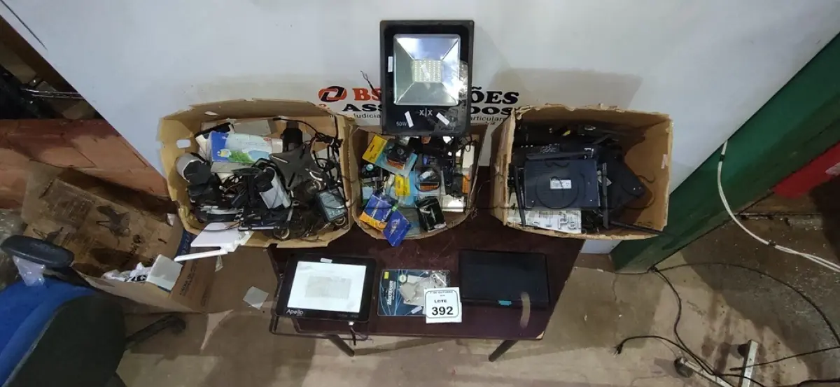 LOTE 392 - 01 CAIXA COM LUMINÁRIAS, ROTEADORES, TELEFONES E MATERIAIS DIVERSOS. (NO ESTADO) ATENÇÃO! FAZER A VISITAÇÃO ANTES DE ARREMATAR, NÃO SABEMOS SE FUNCIONA, LEILÃO NÃO TEM GARANTIA E NEM DEVOLUÇÃO, SUJEITO A POSSÍVEIS AVARIAS VISÍVEIS/OCULTAS E/OU AUSÊNCIA DE COMPONENTES.
