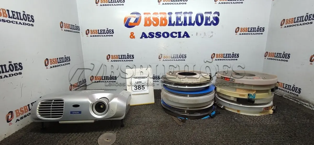LOTE 385 - 01 PROJETOR MARCA EPSON E VÁRIOS ROLOS DE FITA MAGNÉTICA DE 9 TRILHAS. (NO ESTADO) ATENÇÃO! FAZER A VISITAÇÃO ANTES DE ARREMATAR, NÃO SABEMOS SE FUNCIONA, LEILÃO NÃO TEM GARANTIA E NEM DEVOLUÇÃO, SUJEITO A POSSÍVEIS AVARIAS VISÍVEIS/OCULTAS E/OU AUSÊNCIA DE COMPONENTES.