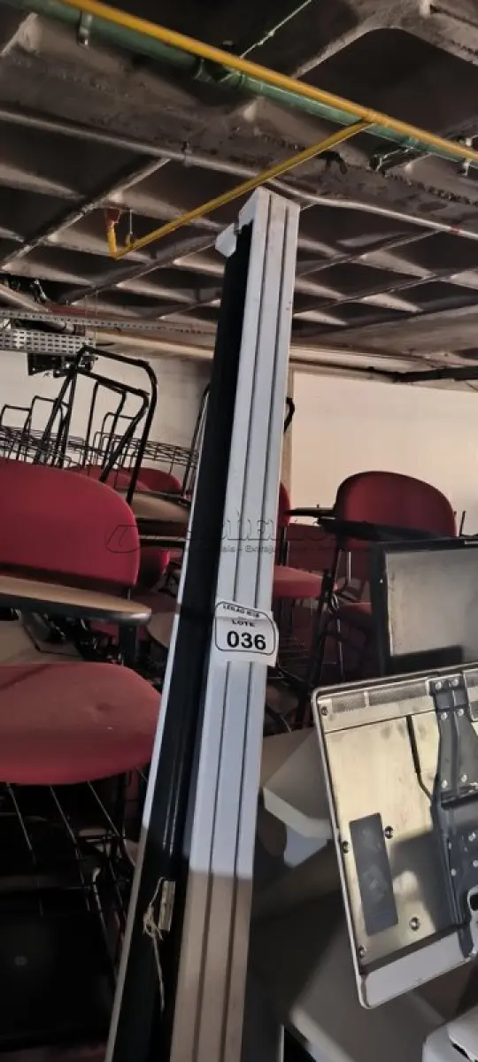 LOTE 036 - 02 TELAS DE PROJEÇÃO. (NO ESTADO) ATENÇÃO! FAZER A VISITAÇÃO ANTES DE ARREMATAR, NÃO SABEMOS SE FUNCIONA, LEILÃO NÃO TEM GARANTIA E NEM DEVOLUÇÃO, SUJEITO A POSSÍVEIS AVARIAS VISÍVEIS/OCULTAS E/OU AUSÊNCIA DE COMPONENTES.