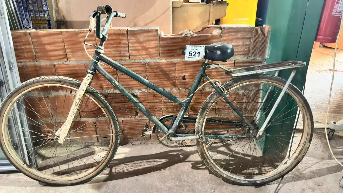 LOTE 521 - 01 BICICLETA MODELO ANTIGO. (NO ESTADO) ATENÇÃO! FAZER A VISITAÇÃO ANTES DE ARREMATAR, NÃO SABEMOS SE FUNCIONA, LEILÃO NÃO TEM GARANTIA E NEM DEVOLUÇÃO, SUJEITO A POSSÍVEIS AVARIAS VISÍVEIS/OCULTAS E/OU AUSÊNCIA DE COMPONENTES.
