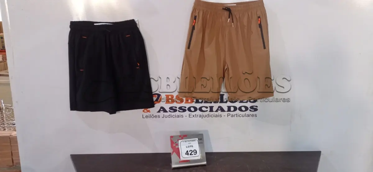 LOTE 429 - 02 BERMUDAS DRY-FIT TAM P  SEM USO. (NO ESTADO) ATENÇÃO! FAZER A VISITAÇÃO ANTES DE ARREMATAR, NÃO SABEMOS SE FUNCIONA, LEILÃO NÃO TEM GARANTIA E NEM DEVOLUÇÃO, SUJEITO A POSSÍVEIS AVARIAS VISÍVEIS/OCULTAS E/OU AUSÊNCIA DE COMPONENTES.