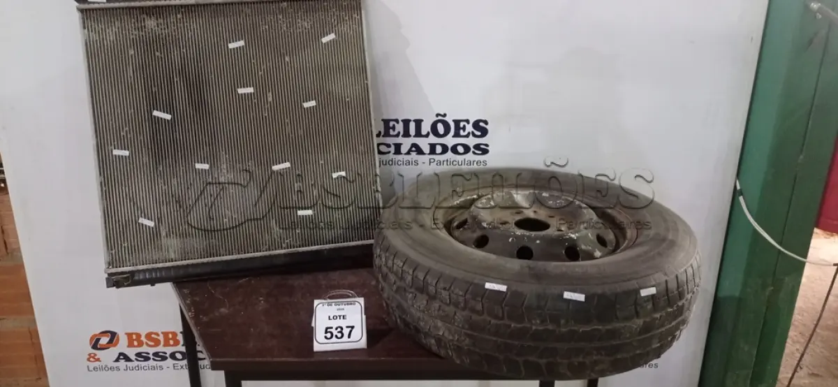 LOTE 537 - 01 RODA DE CARRO COM PNEU 215/75R16C E 01 RÁDIADOR VEICULAR. (NO ESTADO) ATENÇÃO! FAZER A VISITAÇÃO ANTES DE ARREMATAR, NÃO SABEMOS SE FUNCIONA, LEILÃO NÃO TEM GARANTIA E NEM DEVOLUÇÃO, SUJEITO A POSSÍVEIS AVARIAS VISÍVEIS/OCULTAS E/OU AUSÊNCIA DE COMPONENTES.