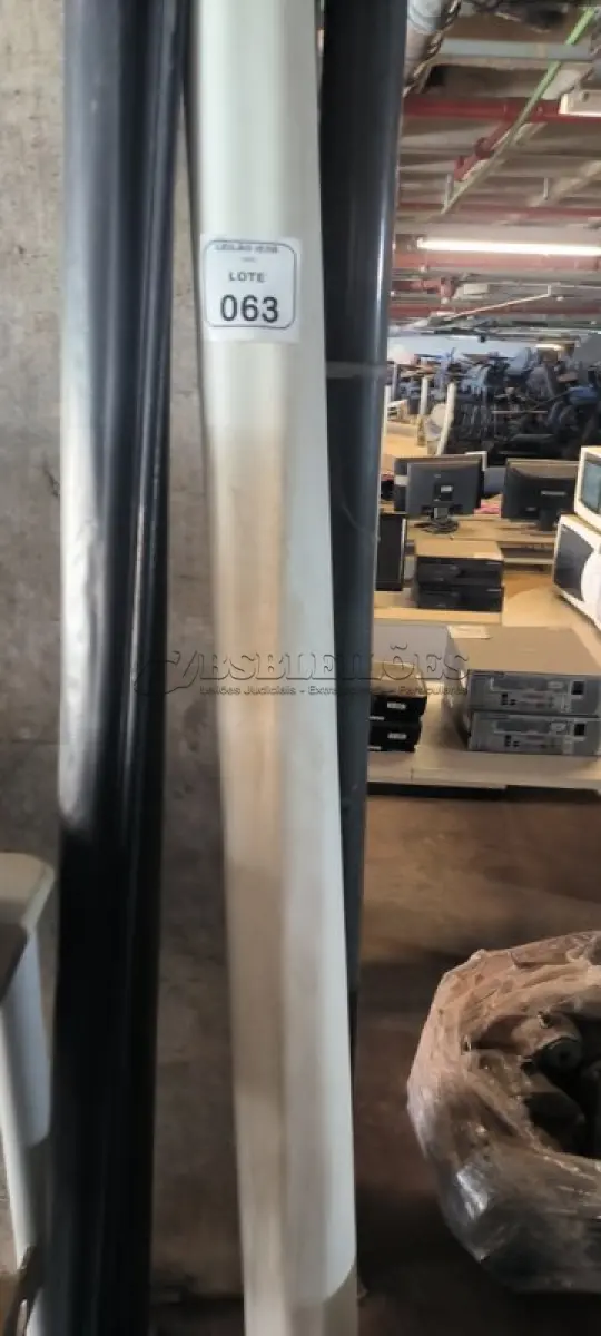 LOTE 063 - 02 TELAS DE PROJEÇÃO. (NO ESTADO) ATENÇÃO! FAZER A VISITAÇÃO ANTES DE ARREMATAR, NÃO SABEMOS SE FUNCIONA, LEILÃO NÃO TEM GARANTIA E NEM DEVOLUÇÃO, SUJEITO A POSSÍVEIS AVARIAS VISÍVEIS/OCULTAS E/OU AUSÊNCIA DE COMPONENTES.
