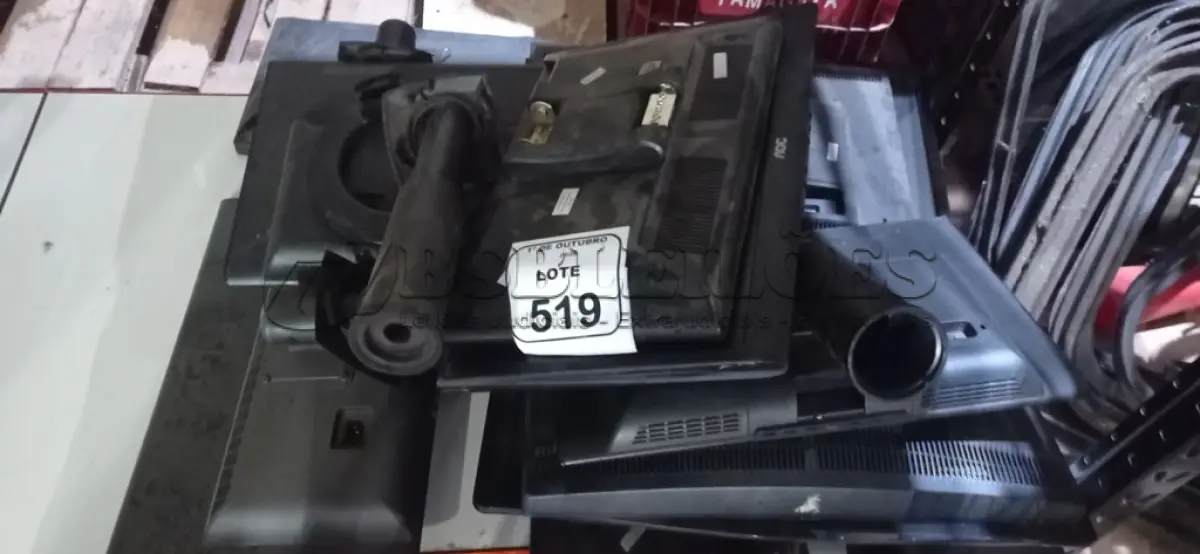 LOTE 519 - 10 MONITORES DE MARCAS E MODELOS DIVERSOS. (NO ESTADO) ATENÇÃO! FAZER A VISITAÇÃO ANTES DE ARREMATAR, NÃO SABEMOS SE FUNCIONA, LEILÃO NÃO TEM GARANTIA E NEM DEVOLUÇÃO, SUJEITO A POSSÍVEIS AVARIAS VISÍVEIS/OCULTAS E/OU AUSÊNCIA DE COMPONENTES.