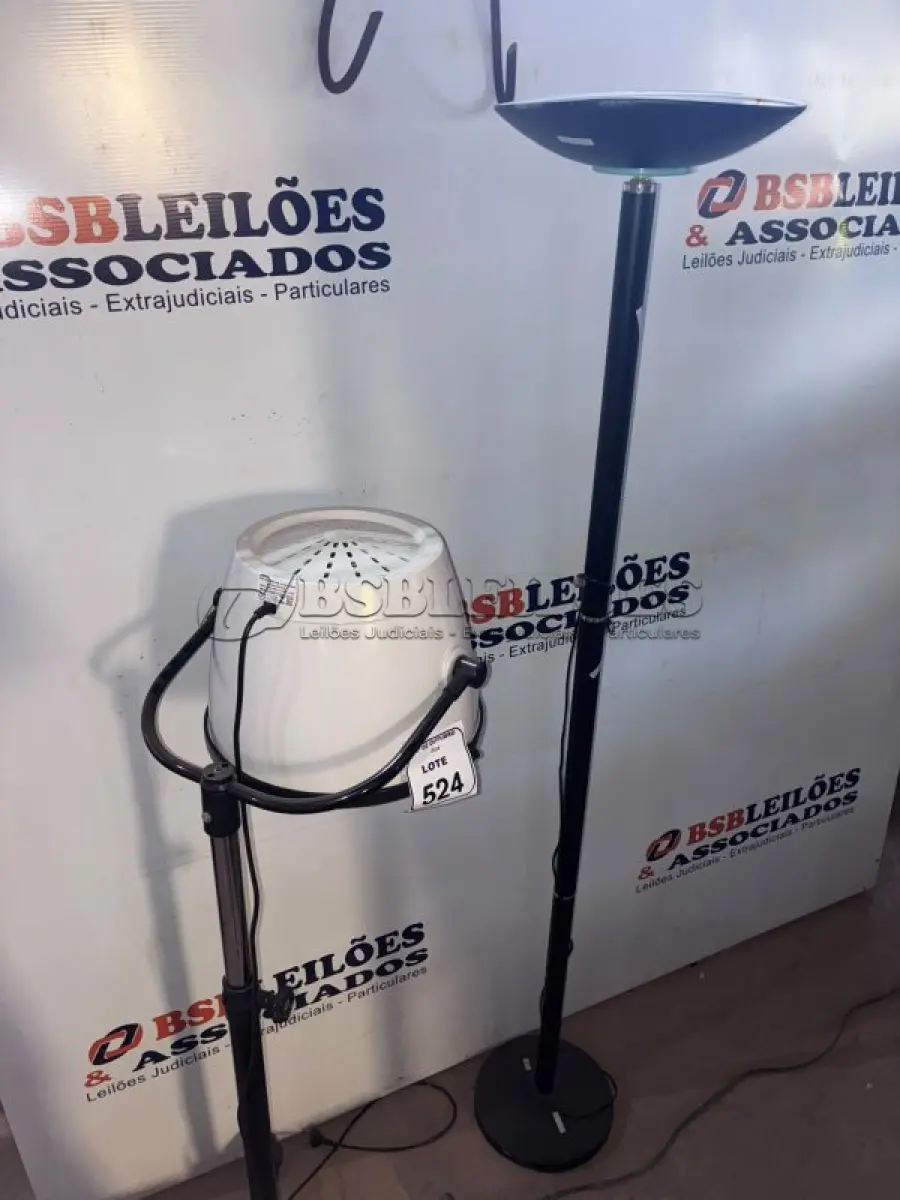 LOTE 524 - 01 ABAJUR DE COLUNA DE 1,79M E 01 SECADOR DE CABELO PROFISSIONAL MARCA MEGABELL. (NO ESTADO) ATENÇÃO! FAZER A VISITAÇÃO ANTES DE ARREMATAR, NÃO SABEMOS SE FUNCIONA, LEILÃO NÃO TEM GARANTIA E NEM DEVOLUÇÃO, SUJEITO A POSSÍVEIS AVARIAS VISÍVEIS/OCULTAS E/OU AUSÊNCIA DE COMPONENTES.
