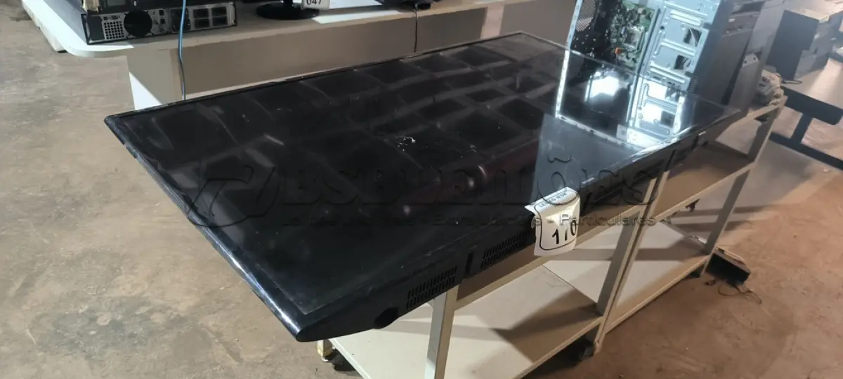 LOTE 170 - 01 TV SAMSUNG 48” SEM CONTROLE.  (NO ESTADO) ATENÇÃO! FAZER A VISITAÇÃO ANTES DE ARREMATAR, NÃO SABEMOS SE FUNCIONA, LEILÃO NÃO TEM GARANTIA E NEM DEVOLUÇÃO, SUJEITO A POSSÍVEIS AVARIAS VISÍVEIS/OCULTAS E/OU AUSÊNCIA DE COMPONENTES.
