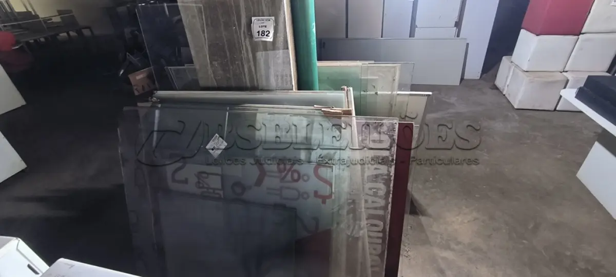 LOTE 182 - 01 LOTE COM VIDROS TAMANHOS DIVERSOS. (NO ESTADO) ATENÇÃO! FAZER A VISITAÇÃO ANTES DE ARREMATAR, NÃO SABEMOS SE FUNCIONA, LEILÃO NÃO TEM GARANTIA E NEM DEVOLUÇÃO, SUJEITO A POSSÍVEIS AVARIAS VISÍVEIS/OCULTAS E/OU AUSÊNCIA DE COMPONENTES.