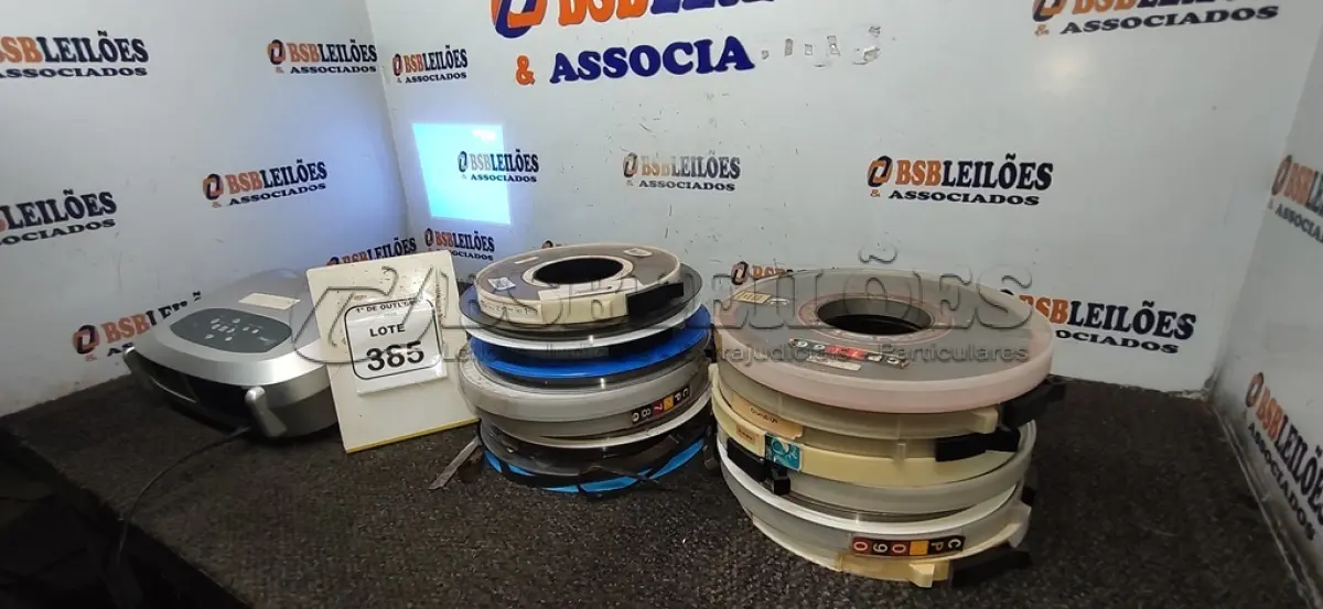 LOTE 385 - 01 PROJETOR MARCA EPSON E VÁRIOS ROLOS DE FITA MAGNÉTICA DE 9 TRILHAS. (NO ESTADO) ATENÇÃO! FAZER A VISITAÇÃO ANTES DE ARREMATAR, NÃO SABEMOS SE FUNCIONA, LEILÃO NÃO TEM GARANTIA E NEM DEVOLUÇÃO, SUJEITO A POSSÍVEIS AVARIAS VISÍVEIS/OCULTAS E/OU AUSÊNCIA DE COMPONENTES.