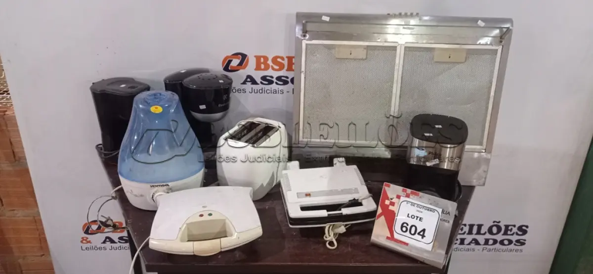 LOTE 604 - 01 COIFA, 01 TORRADEIRA, 02 SANDUICHEIRAS, 01 UMIDIFICADOR E 03 CAFETEIRAS DE MARCASSE MODELOS DIVERSOS. (NO ESTADO) ATENÇÃO! FAZER A VISITAÇÃO ANTES DE ARREMATAR, NÃO SABEMOS SE FUNCIONA, LEILÃO NÃO TEM GARANTIA E NEM DEVOLUÇÃO, SUJEITO A POSSÍVEIS AVARIAS VISÍVEIS/OCULTAS E/OU AUSÊNCIA DE COMPONENTES.