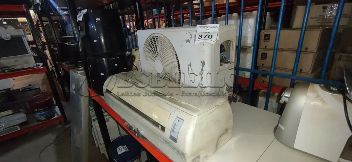 LOTE 370 - 01 AR CONDICIONADO MARCA SAMSUNG. (NO ESTADO) ATENÇÃO! FAZER A VISITAÇÃO ANTES DE ARREMATAR, NÃO SABEMOS SE FUNCIONA, LEILÃO NÃO TEM GARANTIA E NEM DEVOLUÇÃO, SUJEITO A POSSÍVEIS AVARIAS VISÍVEIS/OCULTAS E/OU AUSÊNCIA DE COMPONENTES.