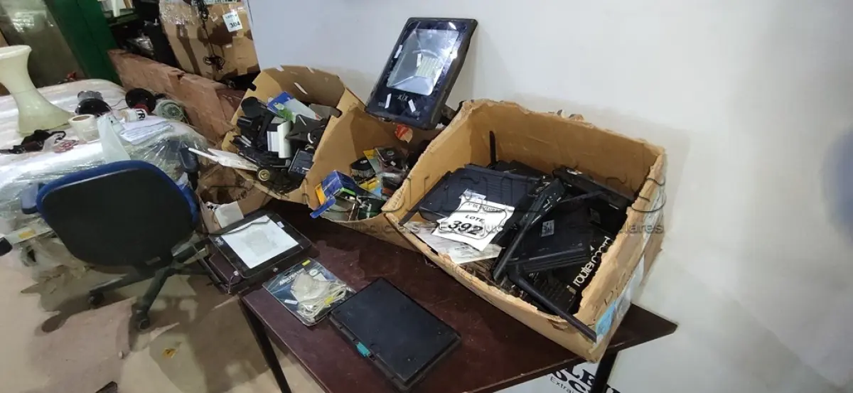 LOTE 392 - 01 CAIXA COM LUMINÁRIAS, ROTEADORES, TELEFONES E MATERIAIS DIVERSOS. (NO ESTADO) ATENÇÃO! FAZER A VISITAÇÃO ANTES DE ARREMATAR, NÃO SABEMOS SE FUNCIONA, LEILÃO NÃO TEM GARANTIA E NEM DEVOLUÇÃO, SUJEITO A POSSÍVEIS AVARIAS VISÍVEIS/OCULTAS E/OU AUSÊNCIA DE COMPONENTES.