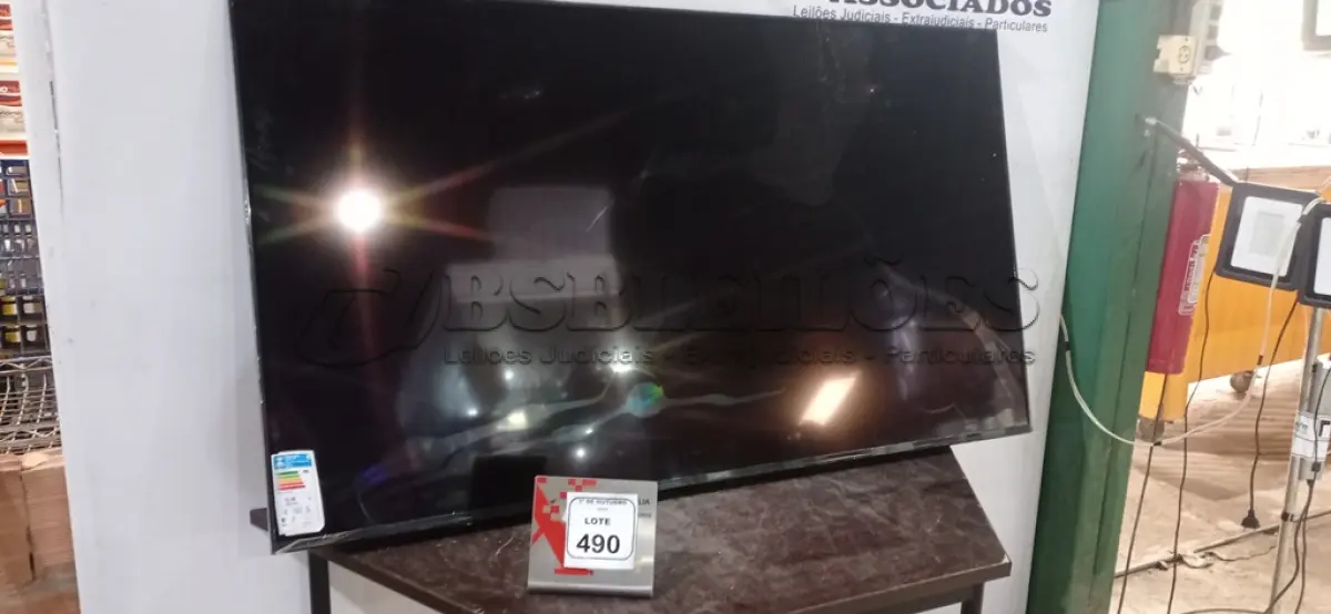 LOTE 490 - 01 TV 65’’ MARCA LG. (NO ESTADO) ATENÇÃO! FAZER A VISITAÇÃO ANTES DE ARREMATAR, NÃO SABEMOS SE FUNCIONA, LEILÃO NÃO TEM GARANTIA E NEM DEVOLUÇÃO, SUJEITO A POSSÍVEIS AVARIAS VISÍVEIS/OCULTAS E/OU AUSÊNCIA DE COMPONENTES.