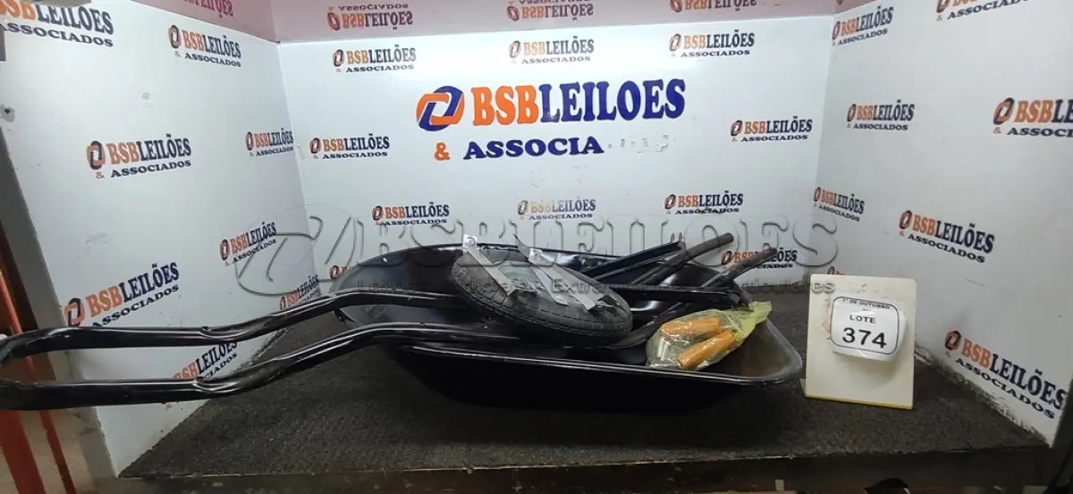 LOTE 374 - 01 CARRINHO DE MÃO DESMONTADO. (NO ESTADO) ATENÇÃO! FAZER A VISITAÇÃO ANTES DE ARREMATAR, NÃO SABEMOS SE FUNCIONA, LEILÃO NÃO TEM GARANTIA E NEM DEVOLUÇÃO, SUJEITO A POSSÍVEIS AVARIAS VISÍVEIS/OCULTAS E/OU AUSÊNCIA DE COMPONENTES.