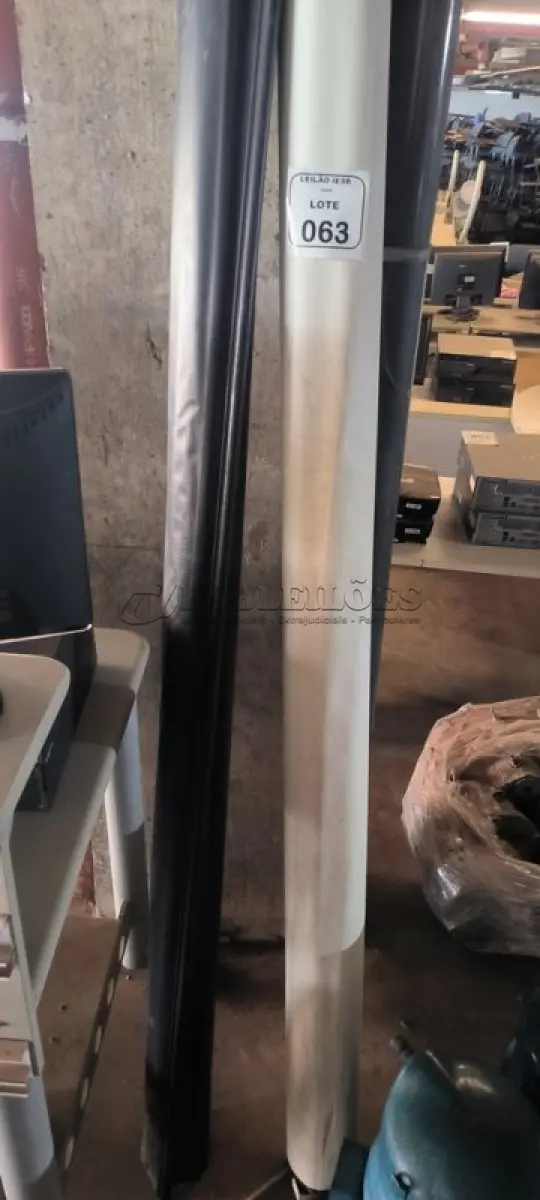 LOTE 063 - 02 TELAS DE PROJEÇÃO. (NO ESTADO) ATENÇÃO! FAZER A VISITAÇÃO ANTES DE ARREMATAR, NÃO SABEMOS SE FUNCIONA, LEILÃO NÃO TEM GARANTIA E NEM DEVOLUÇÃO, SUJEITO A POSSÍVEIS AVARIAS VISÍVEIS/OCULTAS E/OU AUSÊNCIA DE COMPONENTES.