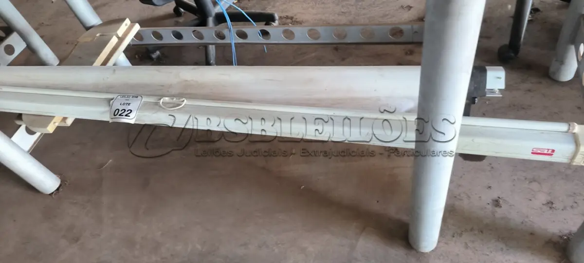 LOTE 022 - 02 TELAS DE PROJEÇÃO. (NO ESTADO) ATENÇÃO! FAZER A VISITAÇÃO ANTES DE ARREMATAR, NÃO SABEMOS SE FUNCIONA, LEILÃO NÃO TEM GARANTIA E NEM DEVOLUÇÃO, SUJEITO A POSSÍVEIS AVARIAS VISÍVEIS/OCULTAS E/OU AUSÊNCIA DE COMPONENTES.