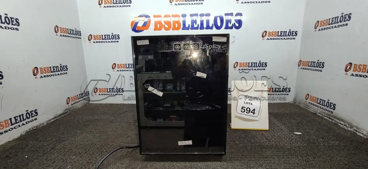 LOTE 594 - 01 ADEGA DE VINHOS MARCA SPICY. (NO ESTADO) ATENÇÃO! FAZER A VISITAÇÃO ANTES DE ARREMATAR, NÃO SABEMOS SE FUNCIONA, LEILÃO NÃO TEM GARANTIA E NEM DEVOLUÇÃO, SUJEITO A POSSÍVEIS AVARIAS VISÍVEIS/OCULTAS E/OU AUSÊNCIA DE COMPONENTES.
