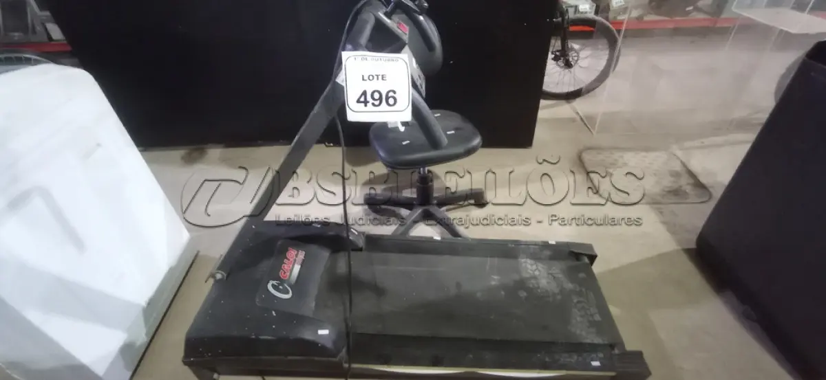 LOTE 496 - 01 ESTEIRA ERGOMÉTRICA MODELO CL 3002 220V MARCA CALOI E 01 CADEIRA GIRATÓRIA COM RODINHAS. (NO ESTADO) ATENÇÃO! FAZER A VISITAÇÃO ANTES DE ARREMATAR, NÃO SABEMOS SE FUNCIONA, LEILÃO NÃO TEM GARANTIA E NEM DEVOLUÇÃO, SUJEITO A POSSÍVEIS AVARIAS VISÍVEIS/OCULTAS E/OU AUSÊNCIA DE COMPONENTES.