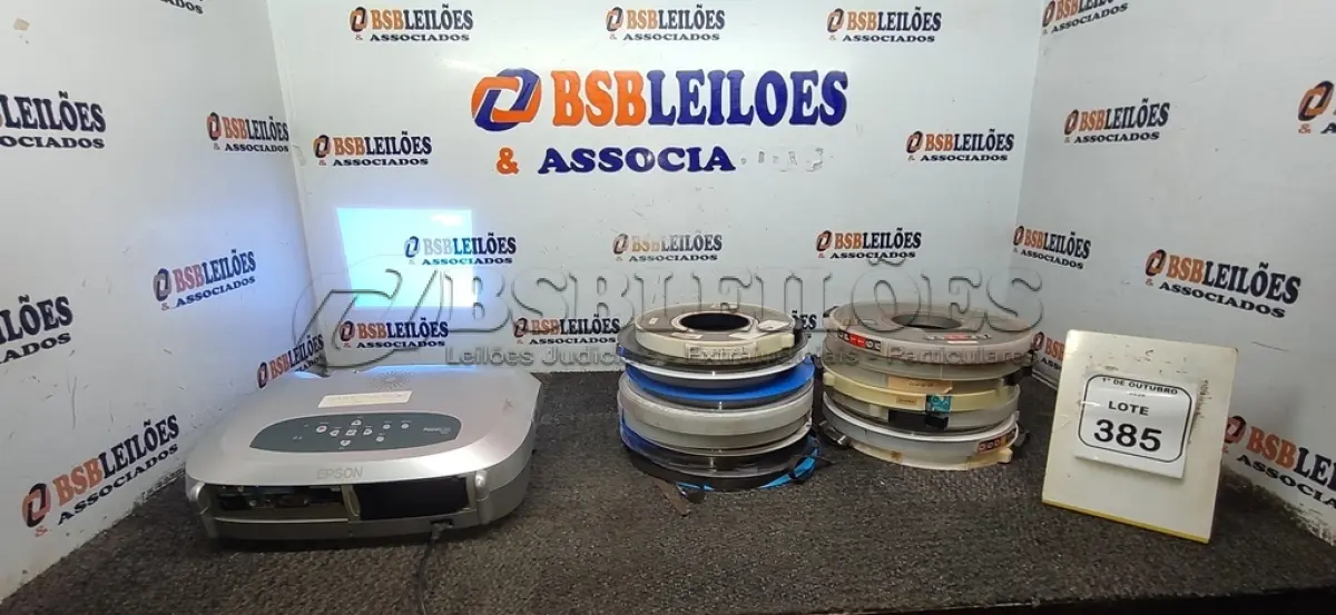LOTE 385 - 01 PROJETOR MARCA EPSON E VÁRIOS ROLOS DE FITA MAGNÉTICA DE 9 TRILHAS. (NO ESTADO) ATENÇÃO! FAZER A VISITAÇÃO ANTES DE ARREMATAR, NÃO SABEMOS SE FUNCIONA, LEILÃO NÃO TEM GARANTIA E NEM DEVOLUÇÃO, SUJEITO A POSSÍVEIS AVARIAS VISÍVEIS/OCULTAS E/OU AUSÊNCIA DE COMPONENTES.