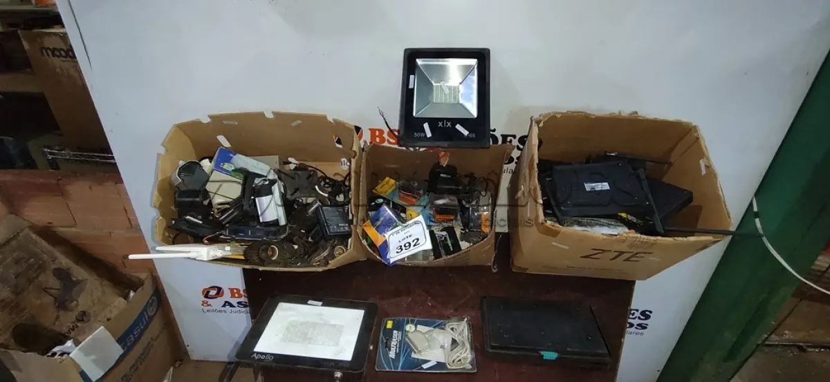 LOTE 392 - 01 CAIXA COM LUMINÁRIAS, ROTEADORES, TELEFONES E MATERIAIS DIVERSOS. (NO ESTADO) ATENÇÃO! FAZER A VISITAÇÃO ANTES DE ARREMATAR, NÃO SABEMOS SE FUNCIONA, LEILÃO NÃO TEM GARANTIA E NEM DEVOLUÇÃO, SUJEITO A POSSÍVEIS AVARIAS VISÍVEIS/OCULTAS E/OU AUSÊNCIA DE COMPONENTES.