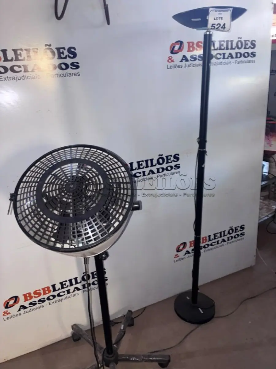 LOTE 524 - 01 ABAJUR DE COLUNA DE 1,79M E 01 SECADOR DE CABELO PROFISSIONAL MARCA MEGABELL. (NO ESTADO) ATENÇÃO! FAZER A VISITAÇÃO ANTES DE ARREMATAR, NÃO SABEMOS SE FUNCIONA, LEILÃO NÃO TEM GARANTIA E NEM DEVOLUÇÃO, SUJEITO A POSSÍVEIS AVARIAS VISÍVEIS/OCULTAS E/OU AUSÊNCIA DE COMPONENTES.