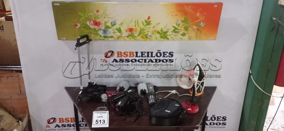 LOTE 513 - 02 PRANCHAS DE CABELO, 01 SECADOR,01 ESCOVA SECADORA COM 02 PENTES, 01 FERRO DE PASSAR, 01 LUMINÁRIA DE MESA, 01 CARRINHO PEQUENO DE TRANSPORTE E 01 QUADRO DECORATIVO DE 1,30X0,30M. (NO ESTADO) ATENÇÃO! FAZER A VISITAÇÃO ANTES DE ARREMATAR, NÃO SABEMOS SE FUNCIONA, LEILÃO NÃO TEM GARANTIA E NEM DEVOLUÇÃO, SUJEITO A POSSÍVEIS AVARIAS VISÍVEIS/OCULTAS E/OU AUSÊNCIA DE COMPONENTES.
