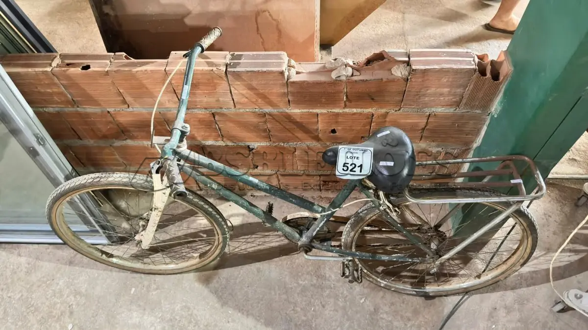 LOTE 521 - 01 BICICLETA MODELO ANTIGO. (NO ESTADO) ATENÇÃO! FAZER A VISITAÇÃO ANTES DE ARREMATAR, NÃO SABEMOS SE FUNCIONA, LEILÃO NÃO TEM GARANTIA E NEM DEVOLUÇÃO, SUJEITO A POSSÍVEIS AVARIAS VISÍVEIS/OCULTAS E/OU AUSÊNCIA DE COMPONENTES.
