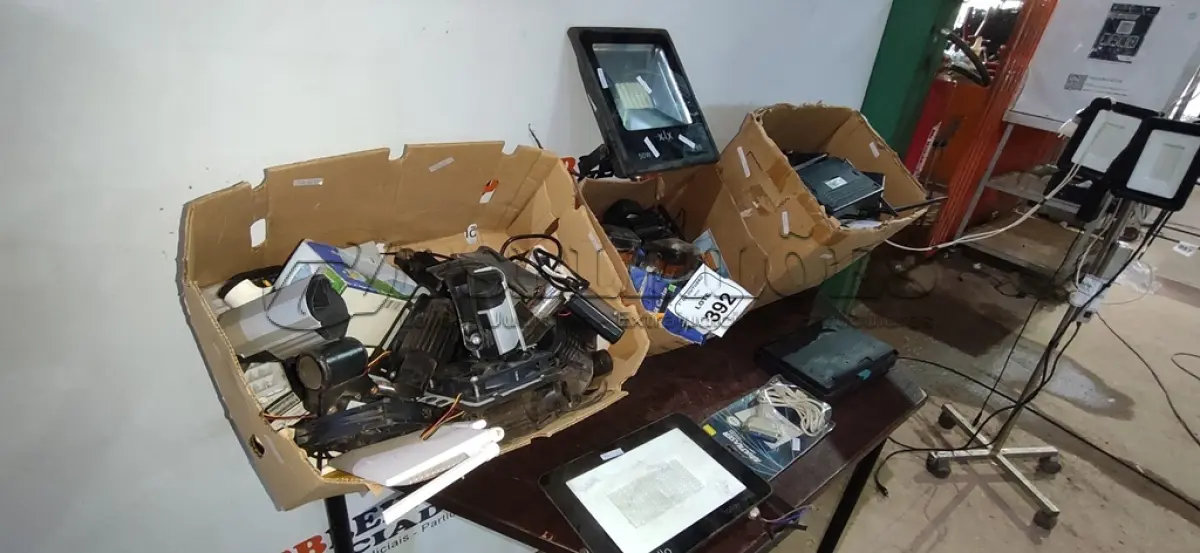 LOTE 392 - 01 CAIXA COM LUMINÁRIAS, ROTEADORES, TELEFONES E MATERIAIS DIVERSOS. (NO ESTADO) ATENÇÃO! FAZER A VISITAÇÃO ANTES DE ARREMATAR, NÃO SABEMOS SE FUNCIONA, LEILÃO NÃO TEM GARANTIA E NEM DEVOLUÇÃO, SUJEITO A POSSÍVEIS AVARIAS VISÍVEIS/OCULTAS E/OU AUSÊNCIA DE COMPONENTES.
