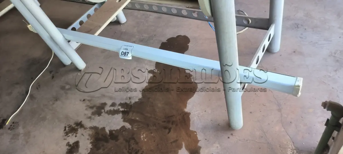 LOTE 087 - 02 TELAS DE PROJEÇÃO. (NO ESTADO) ATENÇÃO! FAZER A VISITAÇÃO ANTES DE ARREMATAR, NÃO SABEMOS SE FUNCIONA, LEILÃO NÃO TEM GARANTIA E NEM DEVOLUÇÃO, SUJEITO A POSSÍVEIS AVARIAS VISÍVEIS/OCULTAS E/OU AUSÊNCIA DE COMPONENTES.