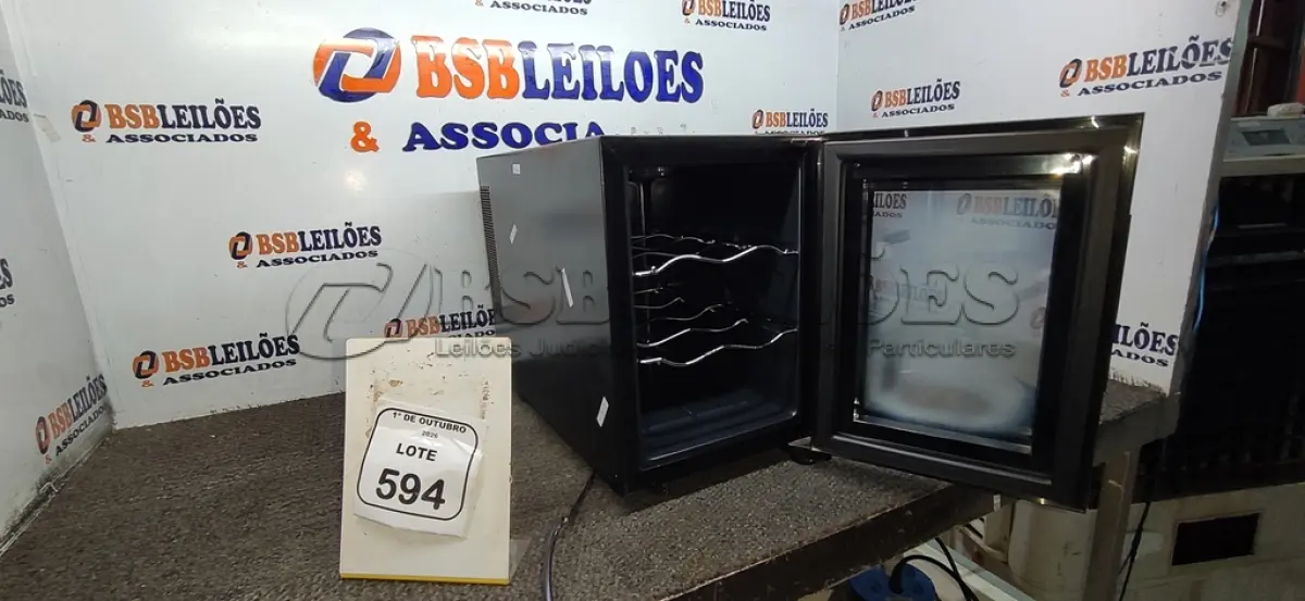 LOTE 594 - 01 ADEGA DE VINHOS MARCA SPICY. (NO ESTADO) ATENÇÃO! FAZER A VISITAÇÃO ANTES DE ARREMATAR, NÃO SABEMOS SE FUNCIONA, LEILÃO NÃO TEM GARANTIA E NEM DEVOLUÇÃO, SUJEITO A POSSÍVEIS AVARIAS VISÍVEIS/OCULTAS E/OU AUSÊNCIA DE COMPONENTES.