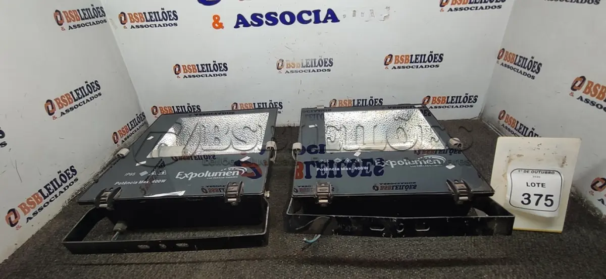 LOTE 375 - 02 REFLETORES 400W MARCA EXPOLUMEN. (NO ESTADO) ATENÇÃO! FAZER A VISITAÇÃO ANTES DE ARREMATAR, NÃO SABEMOS SE FUNCIONA, LEILÃO NÃO TEM GARANTIA E NEM DEVOLUÇÃO, SUJEITO A POSSÍVEIS AVARIAS VISÍVEIS/OCULTAS E/OU AUSÊNCIA DE COMPONENTES.
