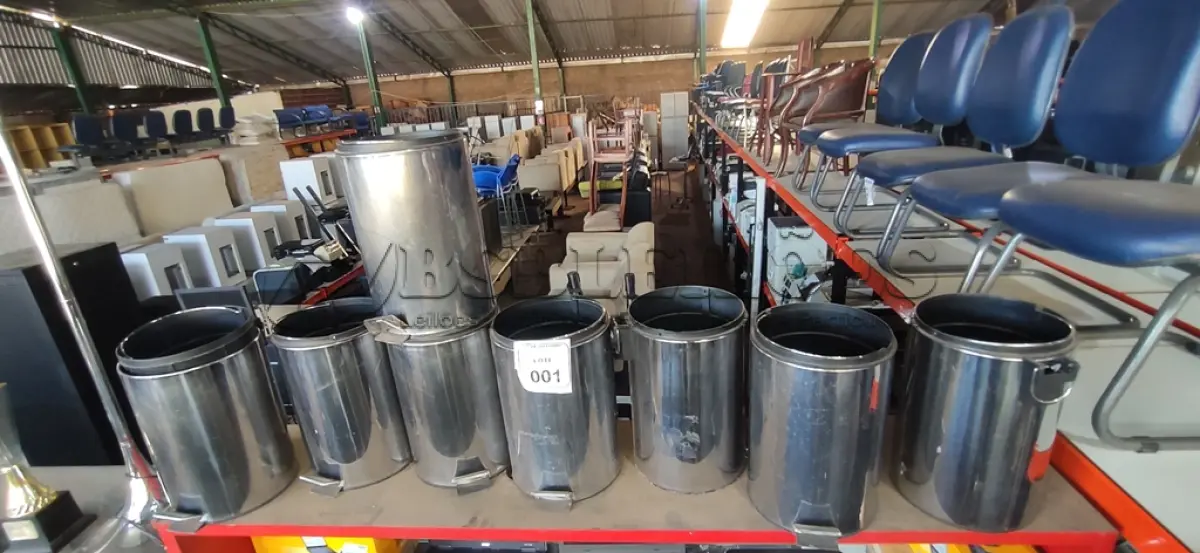 LOTE 001 - 08 LIXEIRAS EM INOX COM PEDAL E CESTO REMOVÍVEL SEM TAMPA. (NO ESTADO) ATENÇÃO! FAZER A VISITAÇÃO ANTES DE ARREMATAR, NÃO SABEMOS SE FUNCIONA, LEILÃO NÃO TEM GARANTIA E NEM DEVOLUÇÃO, SUJEITO A POSSÍVEIS AVARIAS VISÍVEIS/OCULTAS E/OU AUSÊNCIA DE COMPONENTES.